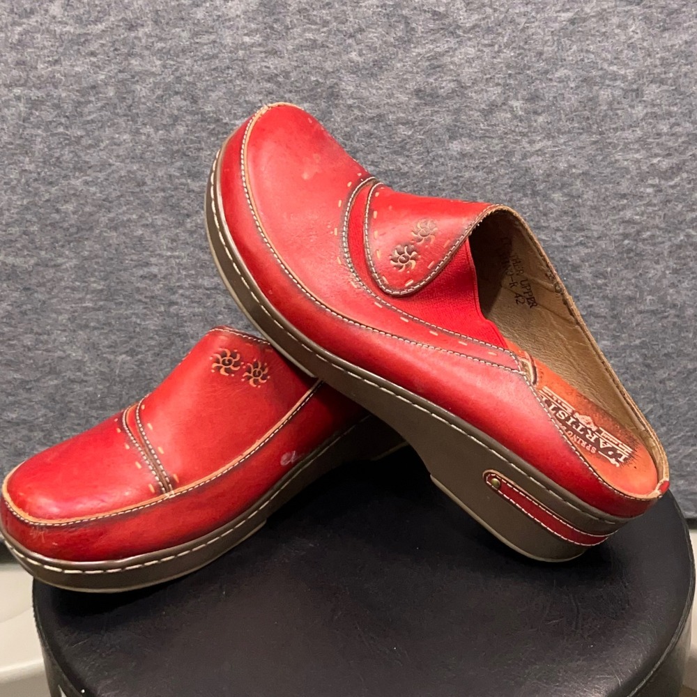 L'Artiste Spring Red Leather‎ Clogs Floral Embossed Woman's 10.5